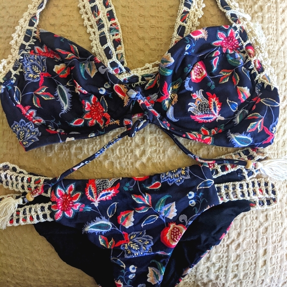 Bikini - Picture 1 of 6